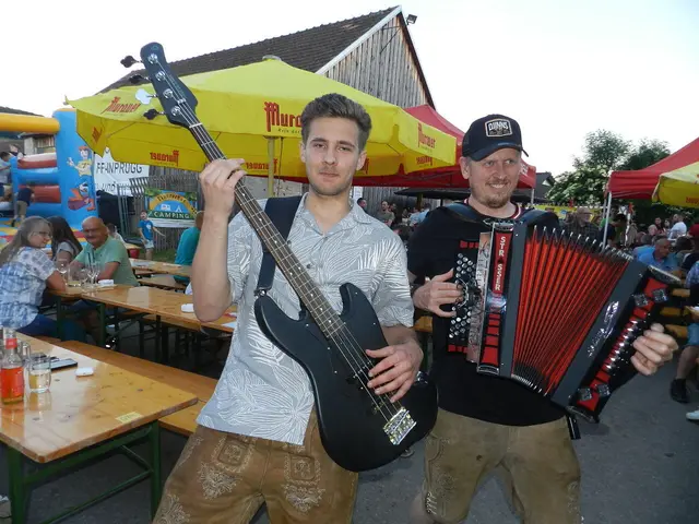 Jonas Katzensteiner und Thomas Berger sorgten mit der Band "Die Dorfzigeuner" für Stimmung. | Foto: Heribert Punz