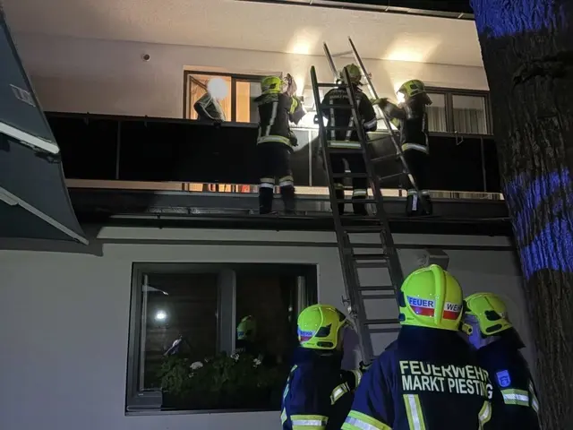 Gebäudebrand mit mehreren eingeschlossenen Personen