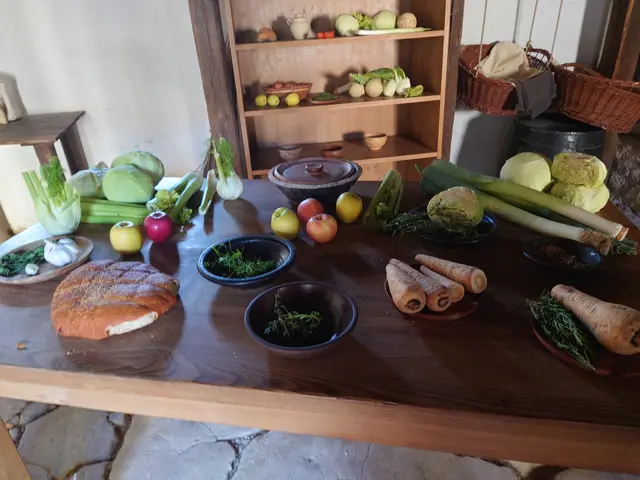 In den diversen Küchen liegt bei unseren Besuchen immer echtes Obst und Gemüse. Das finde ich toll. Gleichzeitig wundere ich mich, ob es Biomüll, Tierfutter oder wirklich verkocht wird?? 