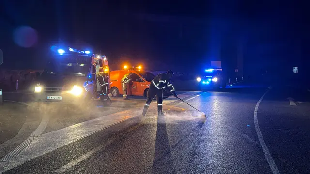 Ölspur auf der Bundesstraße und Parkplatz bei Pöchlarn