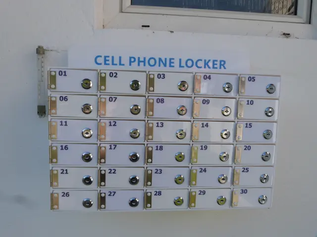 Auch neue Cell Phone Locker sorgen für mehr Sicherheit im Erlebnisbad.  | Foto: Vanessa Wittmann
