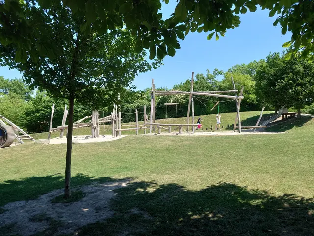 Der Spielplatz ist echt toll gestaltet. Und als Elternteil vom Schatten mit Bänken aus gut einsehbar. Für Aufsicht und Anfeuerungsrufe. Je nach Alter