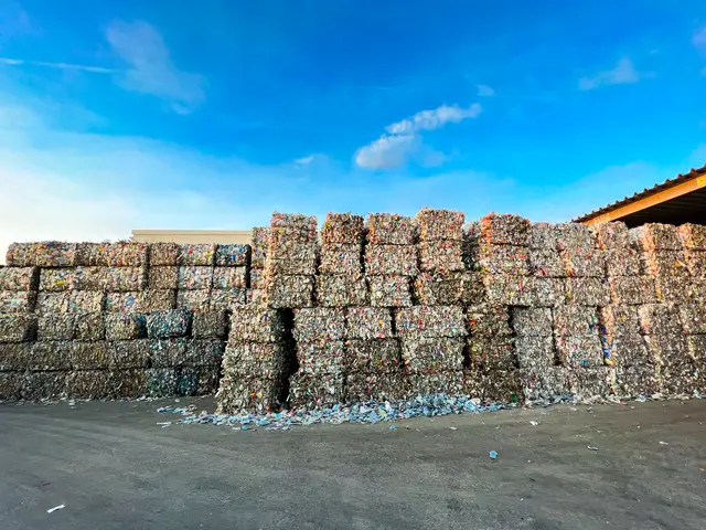Gebrauchte Flaschen werden gesammelt, recycelt und als hochwertiger Rohstoff wieder in die Produktion neuer Verpackungen eingebracht.  | Foto: PET