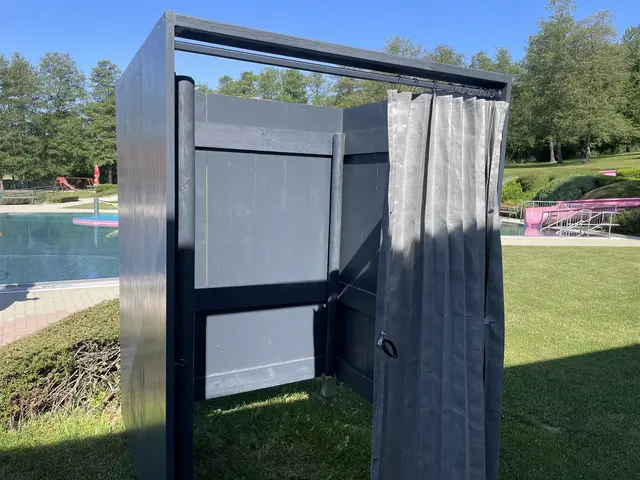 Eine neue Kabine bietet Blickschutz im Rasen des Erlebnisbades.  | Foto: Vanessa Wittmann