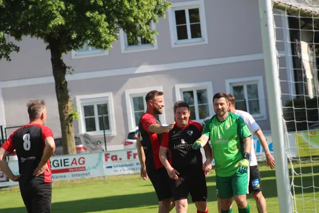 Oldstars Union Naarn feiern ihren Torhüter | Foto: MeinBezirk Perg/Köck