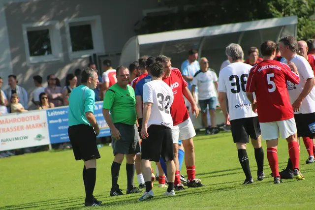 Nach dem Schlusspfiff Oldstars Union Naarn - Team Copa Pele | Foto: MeinBezirk Perg/Köck