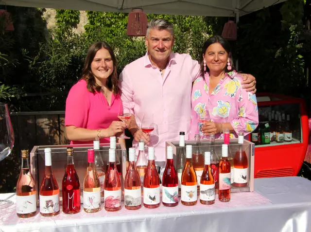 Die österreichische Weinkönigin von 2025 Hannah Wetschka mit ihren Eltern ist auf der Überholspur der Rosèweine...