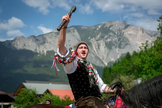 Der stolze Sieger beim Kufenstechen in Oberfeistritz: Christoph Jannach.