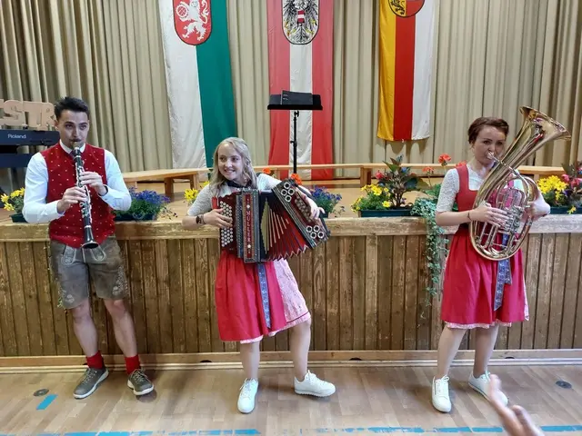 Der Abend wurde schwungvoll eröffnet. | Foto: Anita Galler