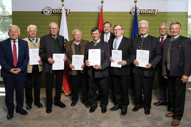 Von links: Landesobmann Josef Pühringer, Manfred Freudenthaler, Ferdinand Magele,  Karl Atzelhuber, Leopold Heuberger, Landesgeschäftsführer Franz Ebner, August Niedermoser, Leopold Gsöllhofer, Obmann Franz Burghuber, Bürgermeister Karl Schneckenleitner | Foto: Seniorenbund