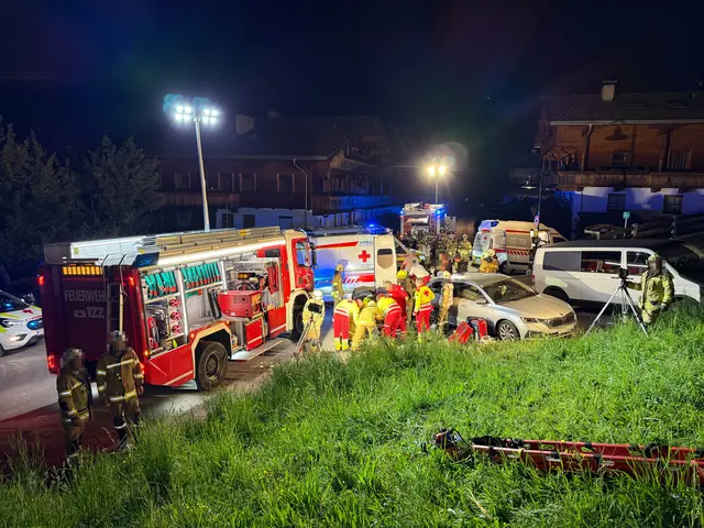 Alpbach: Klein-Lkw stürzt in der Nacht über steile Wiese ab