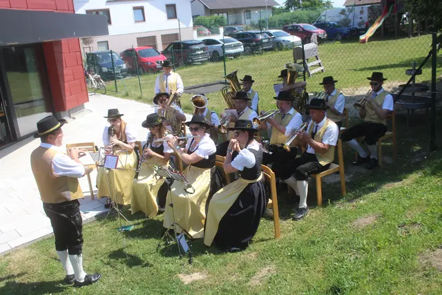 Die Musikkaplle Schöngrabern begleitete die Veranstaltung. | Foto: arbes