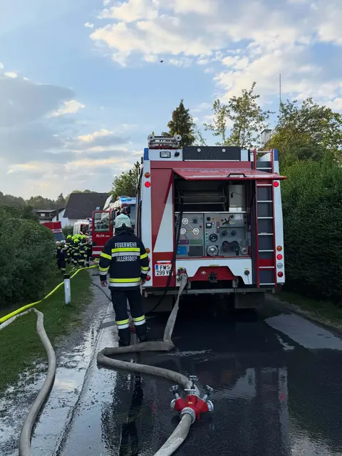 Drei Feuerwehren waren umgehend am Brandort in Köppling. | Foto: FF Hallersdorf