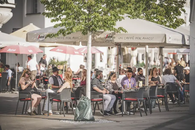 Menschen im Gastgarten