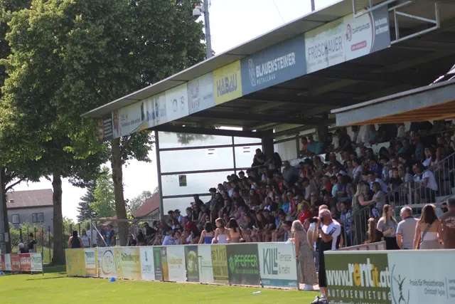Volle Tribüne bei Kaiserwetter | Foto: MeinBezirk Perg/Köck