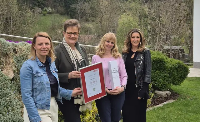 Eine Ehrung und ein Award bei der Agentur 