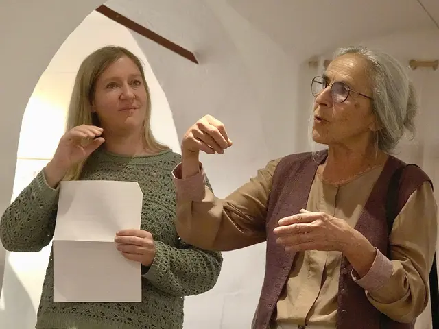 Beinahe hätte Anna Goldgruber (rechts im Bild) ja die Herstellungsgeheimnisse ihrer Gipstondis verraten. Maren Hirt begrüßte und stellte die Akteure vor.
