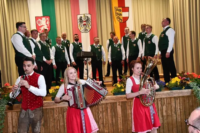 Der Liederabend am Pfingstsonntag des MGV „Zirbitzkogel“ Mühlen hat lange Tradition, im Vordergrund die Geschwister Scharf mit ihren flotten musikalischen Beiträgen. | Foto: Anita Galler