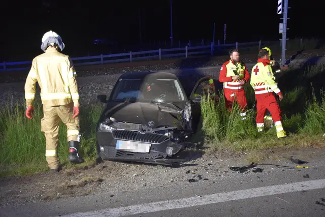 Ein Pkw kam auf der B169 auf die Gegenfahrbahn und beschädigte dabei Straßeninfrastruktur. Der Lenker wurde leicht verletzt und verweigerte eine Fahrtauglichkeitsuntersuchung.
 | Foto: zoom.tirol