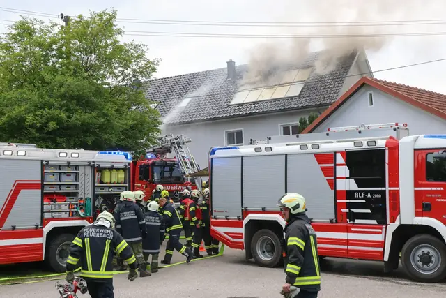 Betroffen war in erster Linie der Bereich des Dachstuhls um eine Solaranlage. Immer wieder schlugen Flammen unter den Elementen der Solaranlage hervor.  | Foto: laumat.at/Matthias Lauber