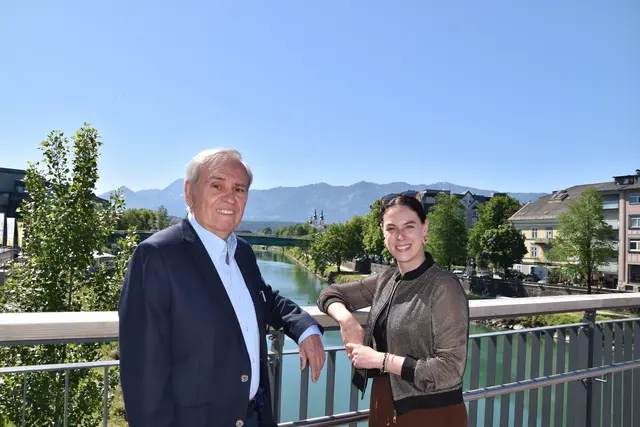 Der Spaziergang endete mit einem gemeinsamen Foto auf der Draubrücke. Einen Einblick in sein Leben und seine Tätigkeit zu erhalten, hat Redakteurin Chiara Kresse sehr gefreut. | Foto: MeinBezirk/Michaela Erlacher