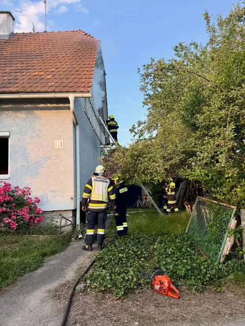 53 Einsatzkräfte benötigten rund eine Stunde, um den Brand zu löschen. | Foto: FF Köppling