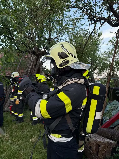 Mit schwerem Atemschutz rückten die Einsatzkräfte an. | Foto: FF Hallersdorf