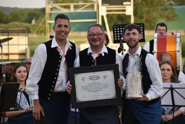 Neuer "Ehrenkapellmeister" beim Musikverein: Obmann Benedikt Gollatz, Peter Plank, Kapellmeister Timon Gollatz. | Foto: MeinBezirk/Michael Strini