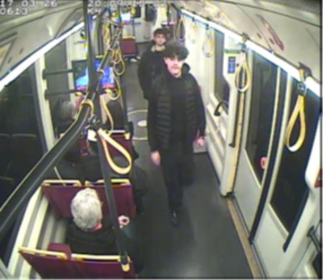 Polizei sucht zwei Männer nach Überfall in Straßenbahn