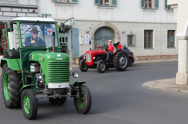 Auf der Durchfahrt vor dem Rathaus | Foto: Gerhard Langmann