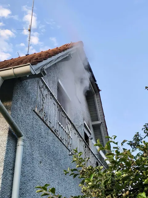 53 Feuerwehrleute löschten einen Zimmerbrand in Köppling