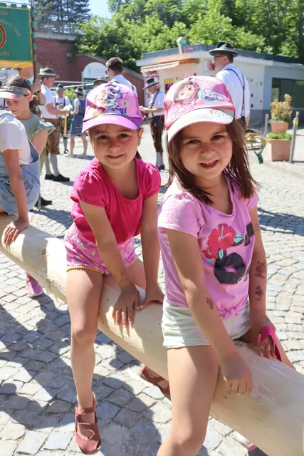 Der Kirtagsbaumumzug sorgte für Stimmung. | Foto: Alejandra Ortiz / MeinBezirk