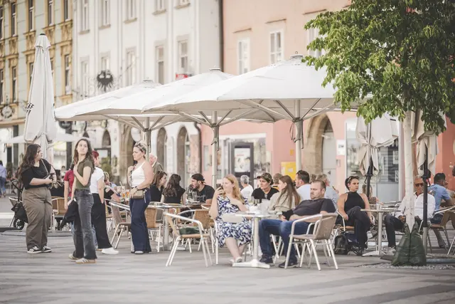 Menschen im Gastgarten