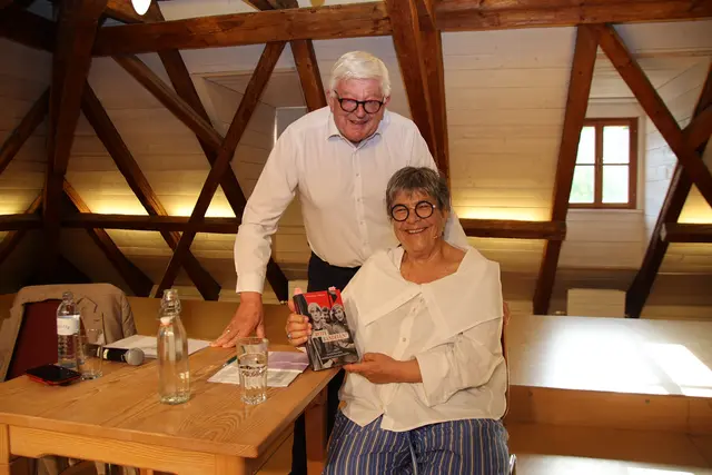 Die Autorin mit Moderator Andreas de Forestier.