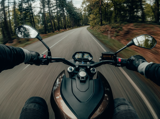 Auf der Piller Straße kam es zu einer seitlichen Kollision zwischen Pkw und Motorrad. Der Motorradfahrer stürzte dabei rund zehn Meter über eine Böschung und wurde verletzt. | Foto: Unsplash