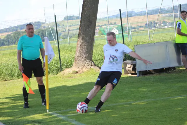 Andreas Ogris bei einem Eckball. Mit einem Corner leistete er auch Vorarbeit für das 1:0.  | Foto: MeinBezirk Perg/Köck