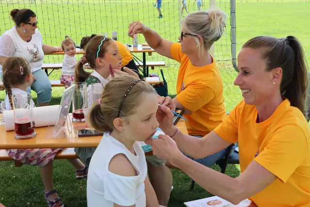 Claudia Kiefer-Reiterer und Martina Bohnstingl (v.l.) am Schminktisch für Kinder | Foto: Gerhard Langmann
