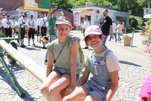 Pfingstkirtag in Bad Sauerbrunn lockt tausende Gäste an und sorgt für ein Wochenende voller Musik, Brauchtum und festlicher Atmosphäre.  | Foto: Alejandra Ortiz / MeinBezirk