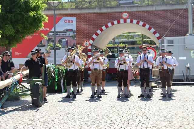  Musikalische Begleitung durch die Blasmusik Steiermark beim Kirtagsbaumumzug. | Foto: Alejandra Ortiz / MeinBezirk