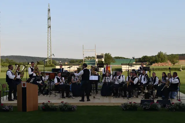 Der Musikverein Trachtenkapelle Mischendorf spielte ein Jubiläums-Open Air in der Fußballarena Mischendorf. | Foto: MeinBezirk/Michael Strini