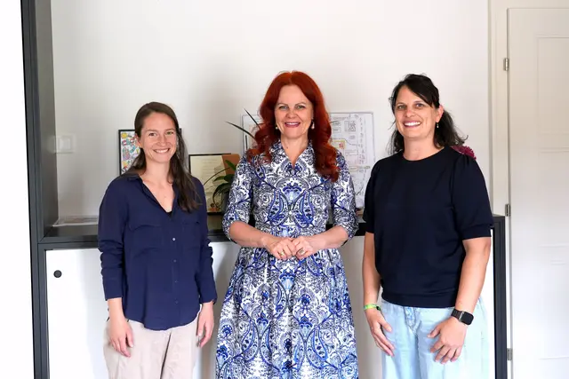 Beim Besuch der neuen Leitung der Landesgeschäftsstelle Tirol des Österreichischen Hebammengremiums im Landhaus (v.li.): Anne Friedrich, LRin Cornelia Hagele und Isabelle Trinkl. | Foto: Land Tirol/Krepper