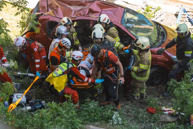 Sirenen, Einsatzfahrzeuge und Rettungsaktionen in luftiger Höhe prägten am Freitag das Bild auf der Großbaustelle der Luegbrücke im Wipptal. | Foto: Pernsteiner