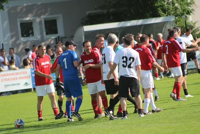 Nach dem Schlusspfiff Oldstars Union Naarn - Team Copa Pele | Foto: MeinBezirk Perg/Köck
