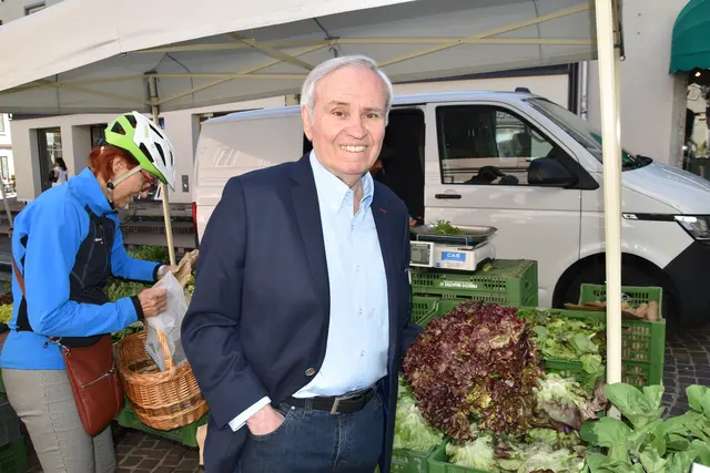 Jeden Freitag geht es für Alfred Plessin auf den Biomarkt in Villach. Bei unserem Spaziergang wird er sofort erkannt. | Foto: MeinBezirk/Michaela Erlacher