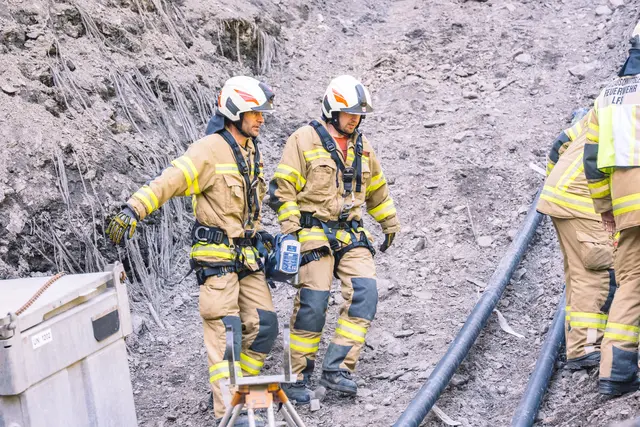 Die Feuerwehren aus Gries am Brenner, Obernberg, Steinach sowie die Berufsfeuerwehr Innsbruck übernahmen die technische Rettung. | Foto: Pernsteiner