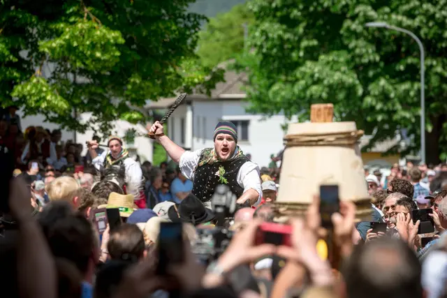 Der wilde Ritt: Hochkonzentriert galoppieren die Burschen auf den stattlichen Norikern um mit einem Eisenschlögel die Kufe zu zerschlagen.