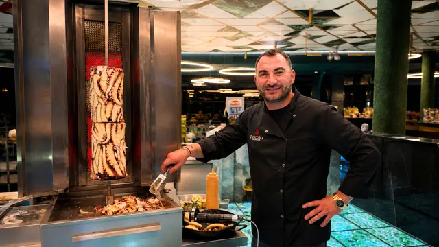 Ab sofort serviert Paul Nicolau in seinem neuen Lokal "Pescobar" in der Favoritenstraße 118 eine Alternative zum klassischen Kebab.  | Foto: Pescobar