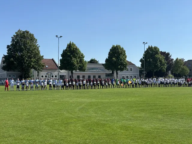 Vor dem Anpfiff - die Oldstars hatten einen großen Kader | Foto: MeinBezirk Perg/Köck