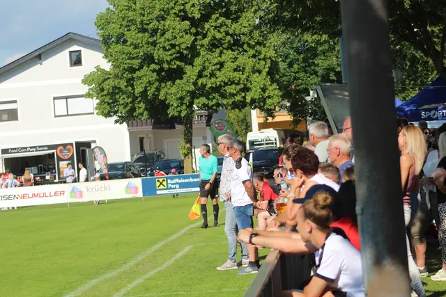 Guter Besuch im Donauwell-Stadion von Naarn | Foto: MeinBezirk Perg/Köck