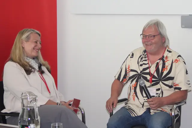 Harald Vogl, CIA-Tirol – Club Ohrwurm, beim Medientag CI in Innsbruck, im Gespräch mit Astrid Roithner, MED-EL | Foto: CIA